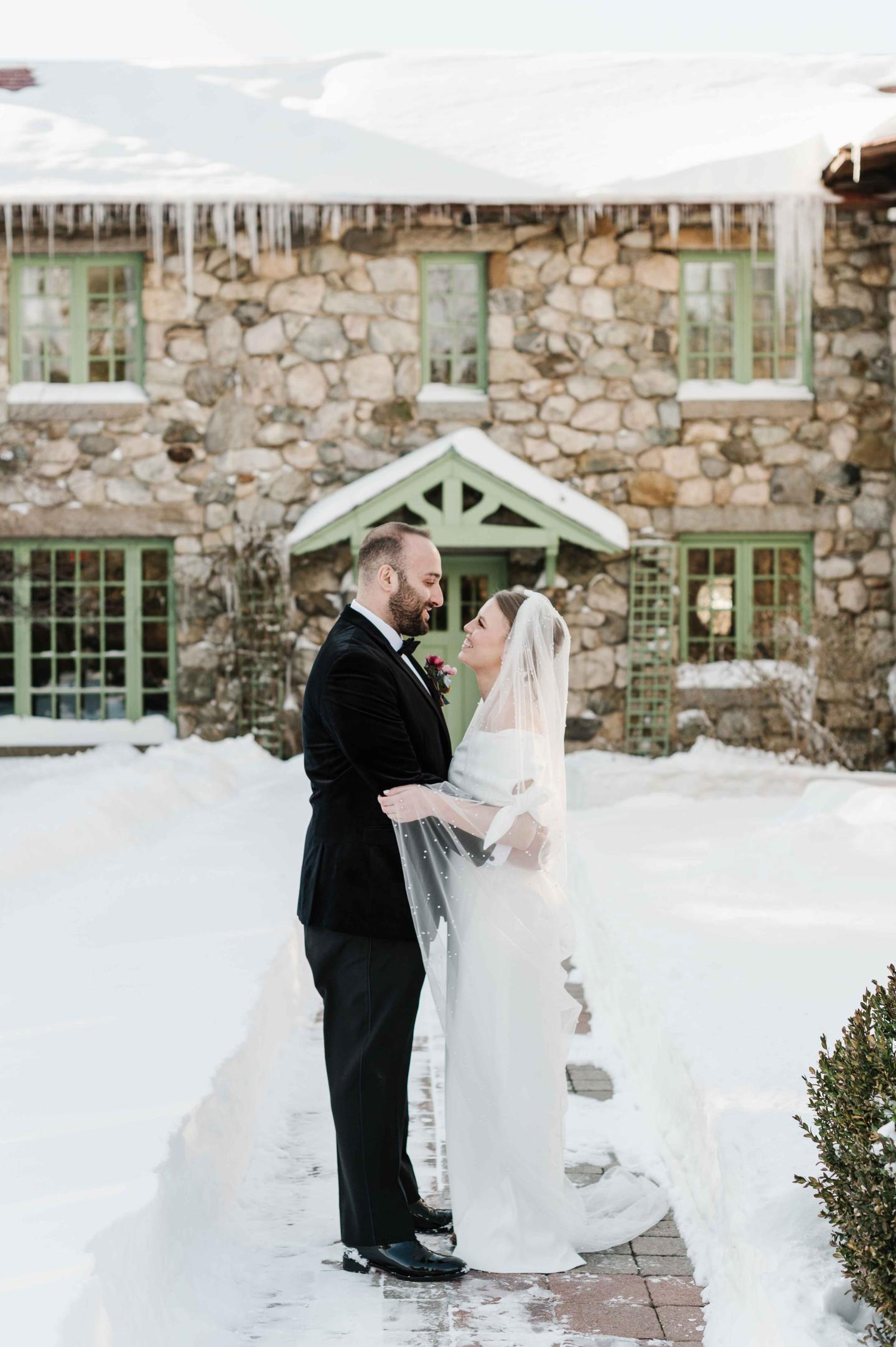 Couple married in the snow